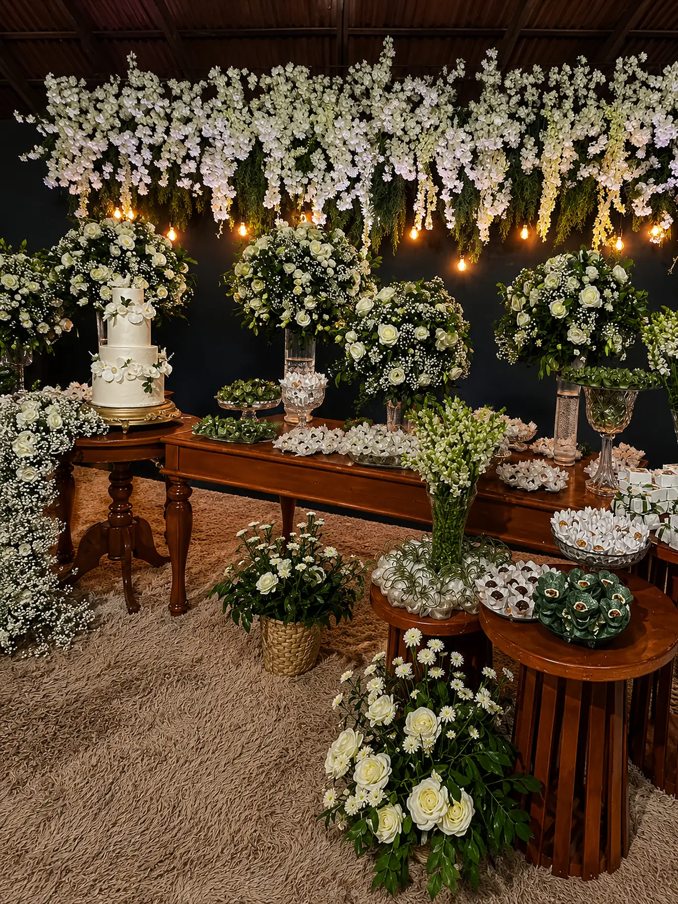 Detalhe de mesa de casamento com flores brancas