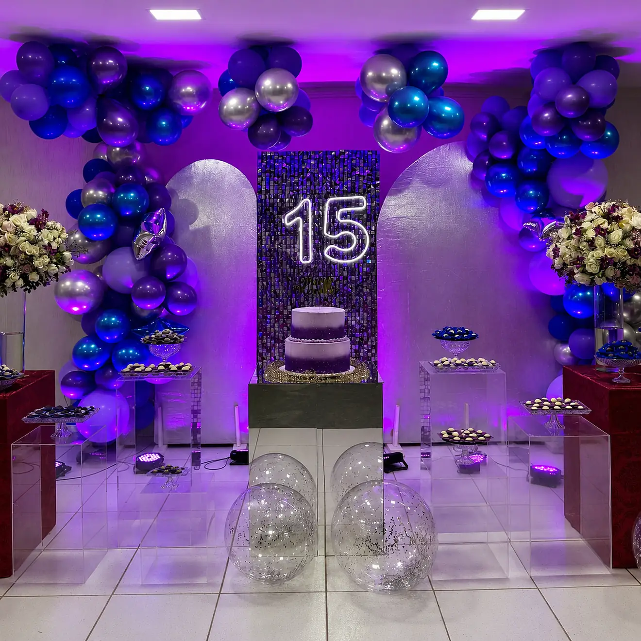 Cenário de debutante com neon e balões