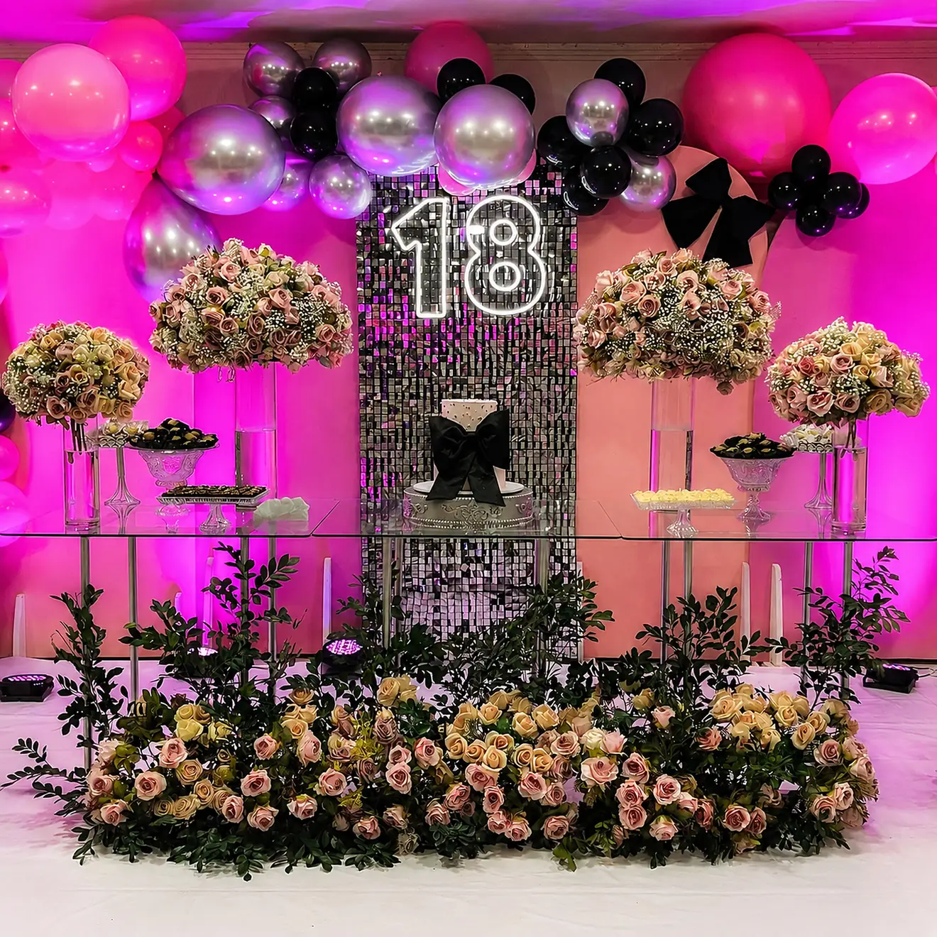 Cenário de debutante de dezoito anos com laço preto